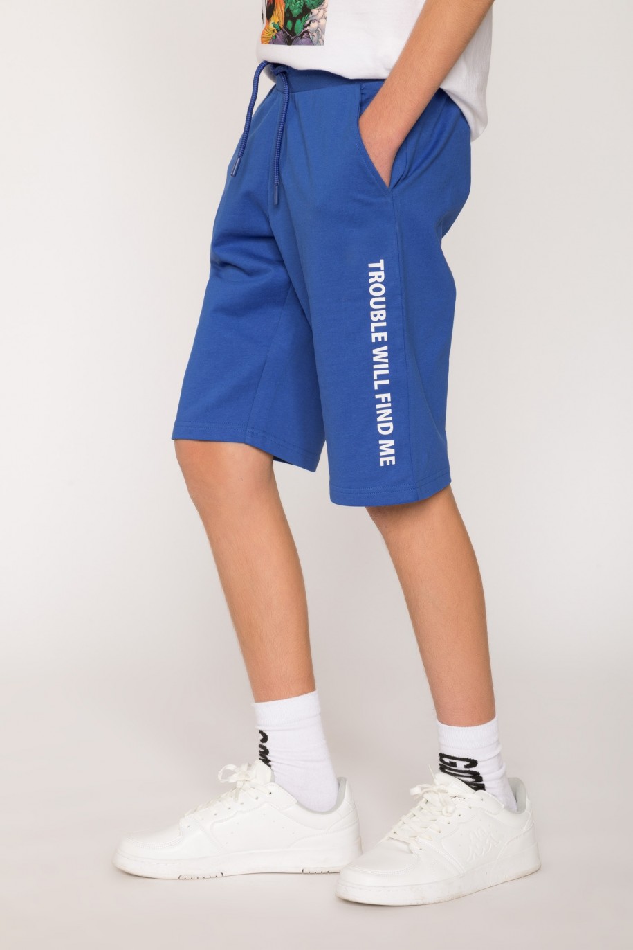 Niebieskie sportowe szorty dla chłopaka z nadrukami na nogawkach - 27065