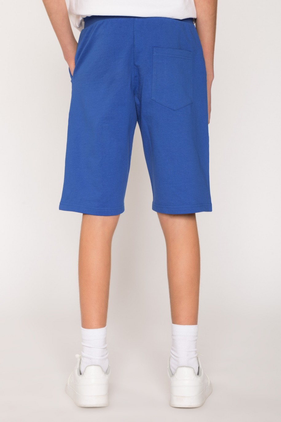 Niebieskie sportowe szorty dla chłopaka z nadrukami na nogawkach - 27067