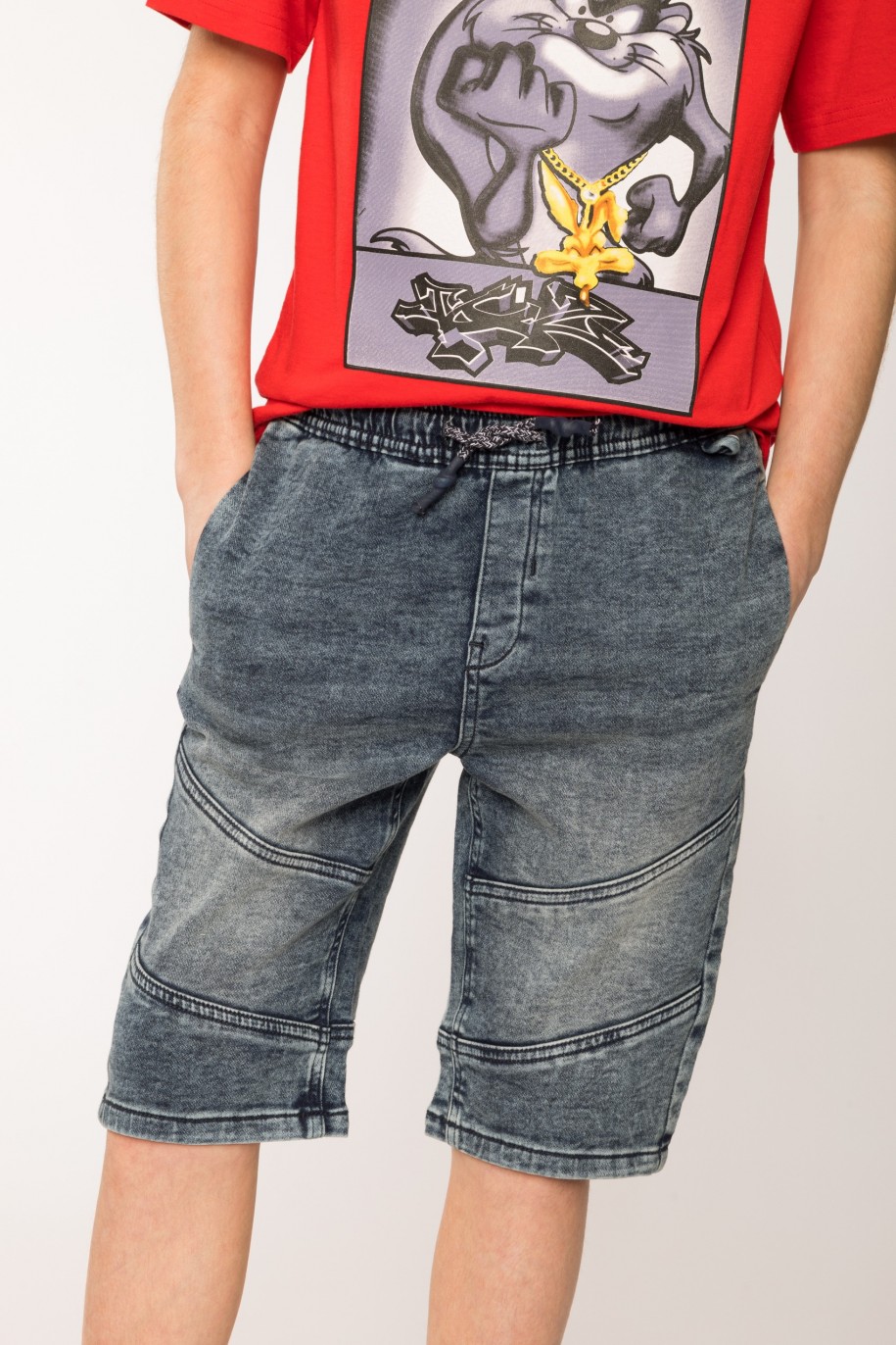 Jeansowe szorty dla chłopaka z ukośnymi przeszyciami na nogawkach - 27200