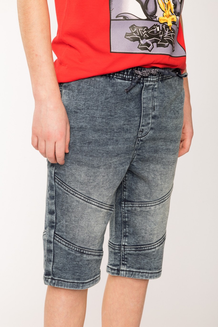 Jeansowe szorty dla chłopaka z ukośnymi przeszyciami na nogawkach - 27201