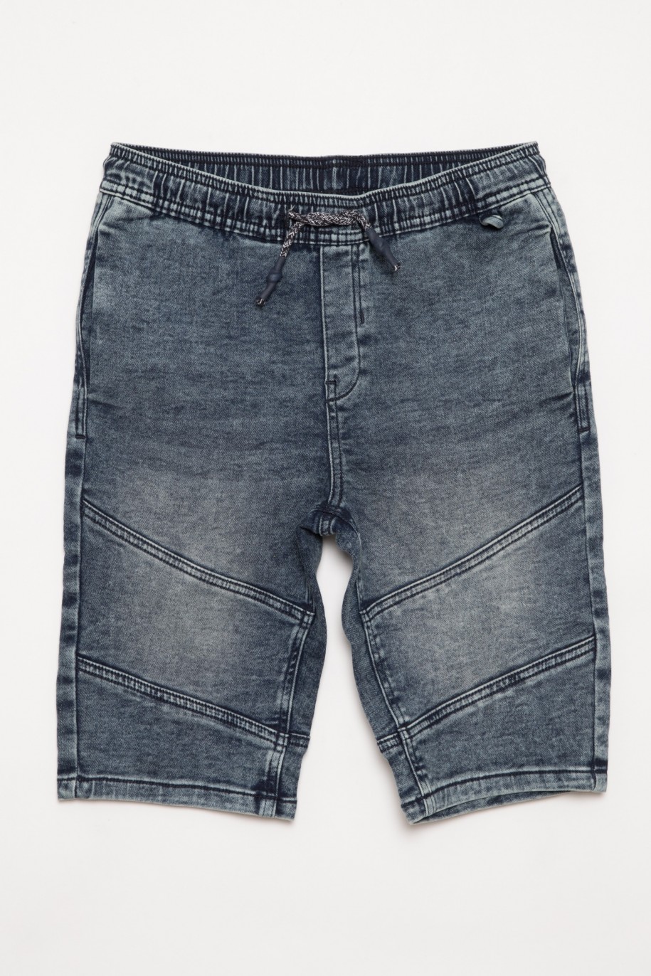 Jeansowe szorty dla chłopaka z ukośnymi przeszyciami na nogawkach - 27203