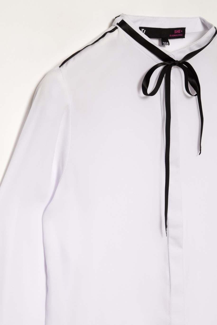 Biała elegancka koszula z czarnymi taśmami dla dziewczyny - 27419
