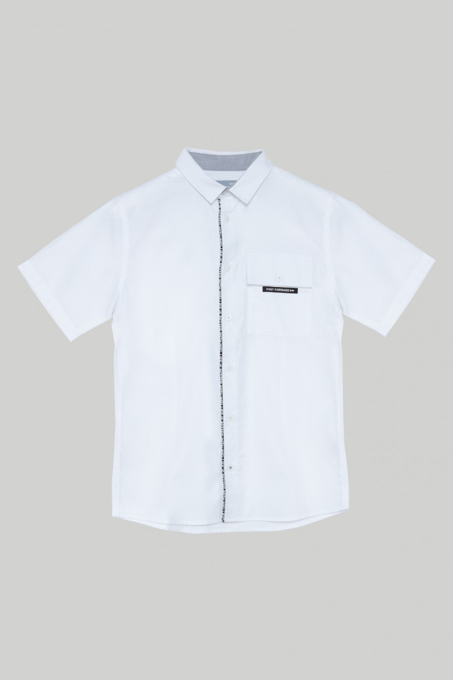 Biała koszula z krótkim rękawem, kieszenią i nadrukiem dla chłopaka - 28204