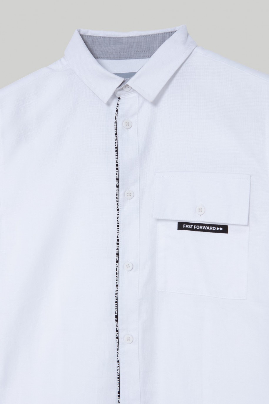Biała koszula z krótkim rękawem, kieszenią i nadrukiem dla chłopaka - 28205