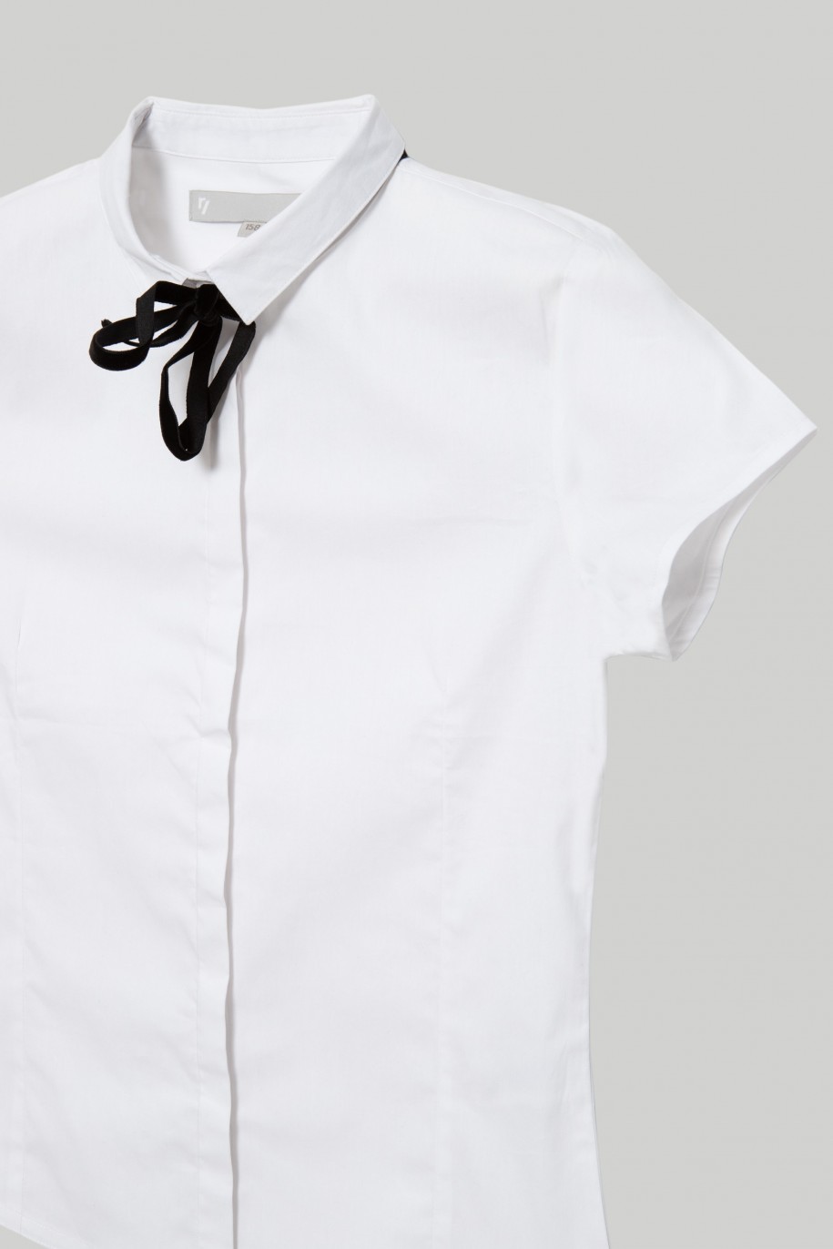 Biała koszula z krótkim rękawem i wstążką przy kołnierzyku dla dziewczyny - 28207