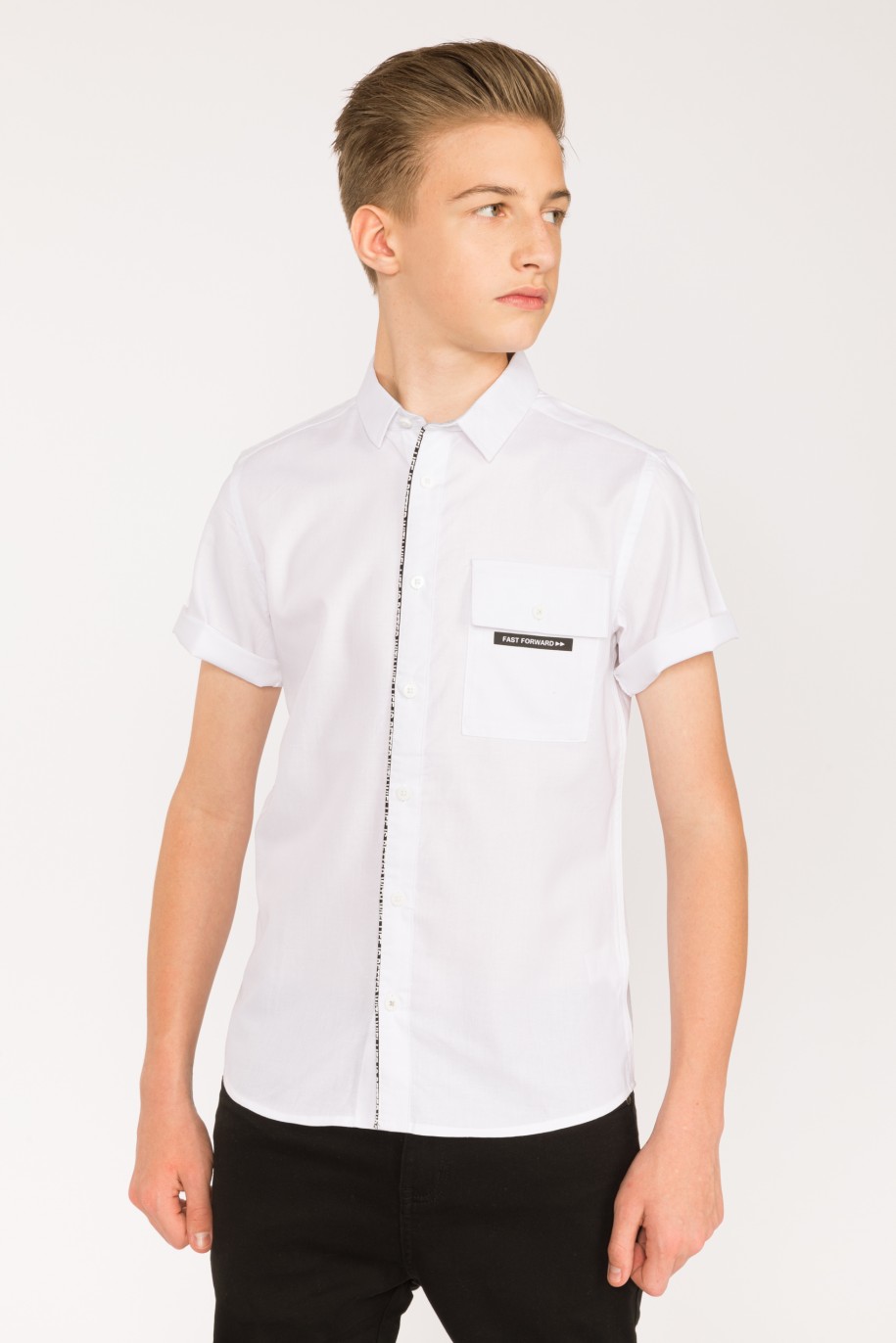 Biała koszula z krótkim rękawem, kieszenią i nadrukiem dla chłopaka - 28434