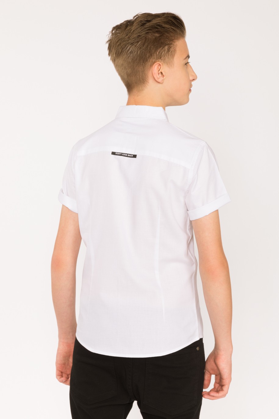Biała koszula z krótkim rękawem, kieszenią i nadrukiem dla chłopaka - 28435