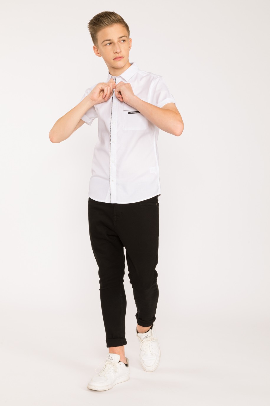 Biała koszula z krótkim rękawem, kieszenią i nadrukiem dla chłopaka - 28436