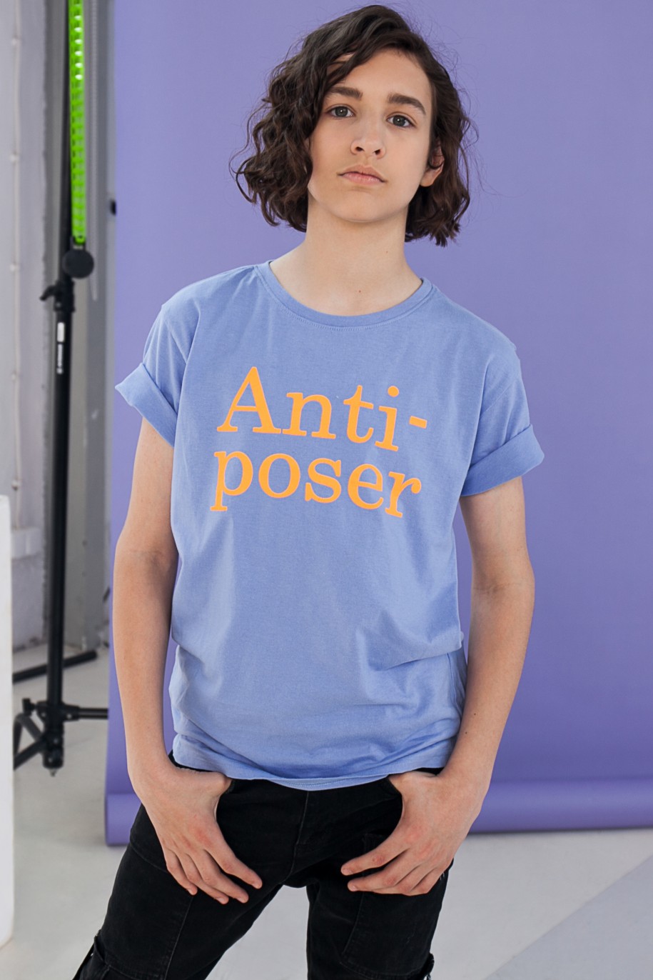 Fioletowy tshirt dla chłopaka z napisem ANTI-POSER - 28602
