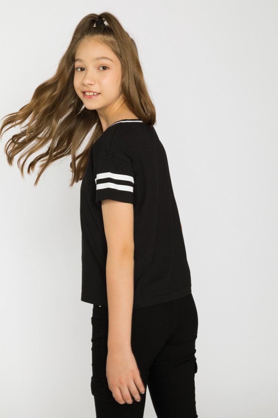 Czarny t-shirt dla dziewczyny z ozdobnymi rękawami CUTE BY PSYCHO - 28833