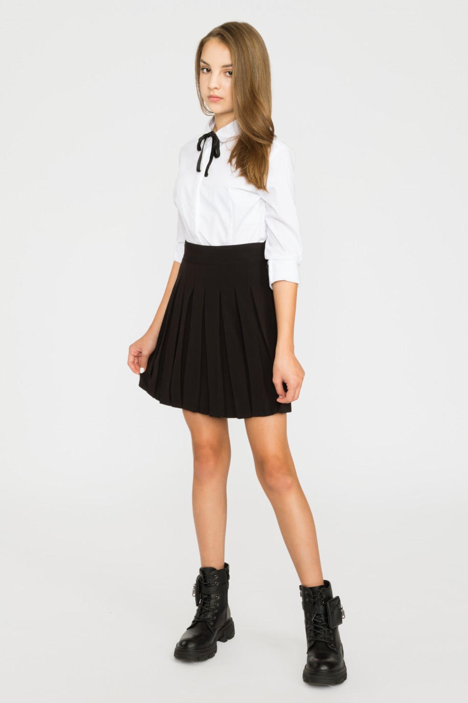 Biała elegancka koszula z ozdobną czarną tasiemką dla dziewczyny - 29414