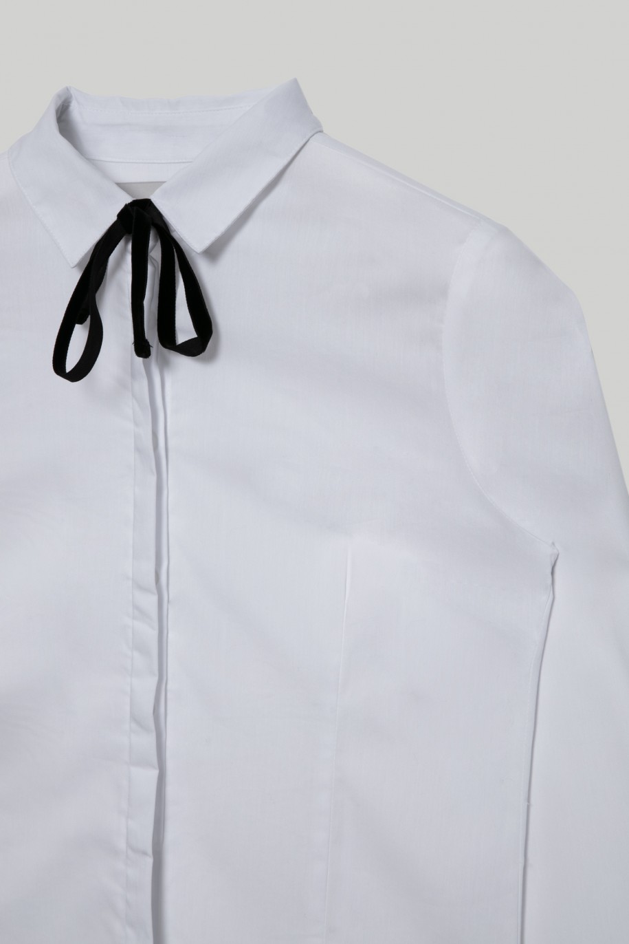 Biała elegancka koszula z ozdobną czarną tasiemką dla dziewczyny - 29416