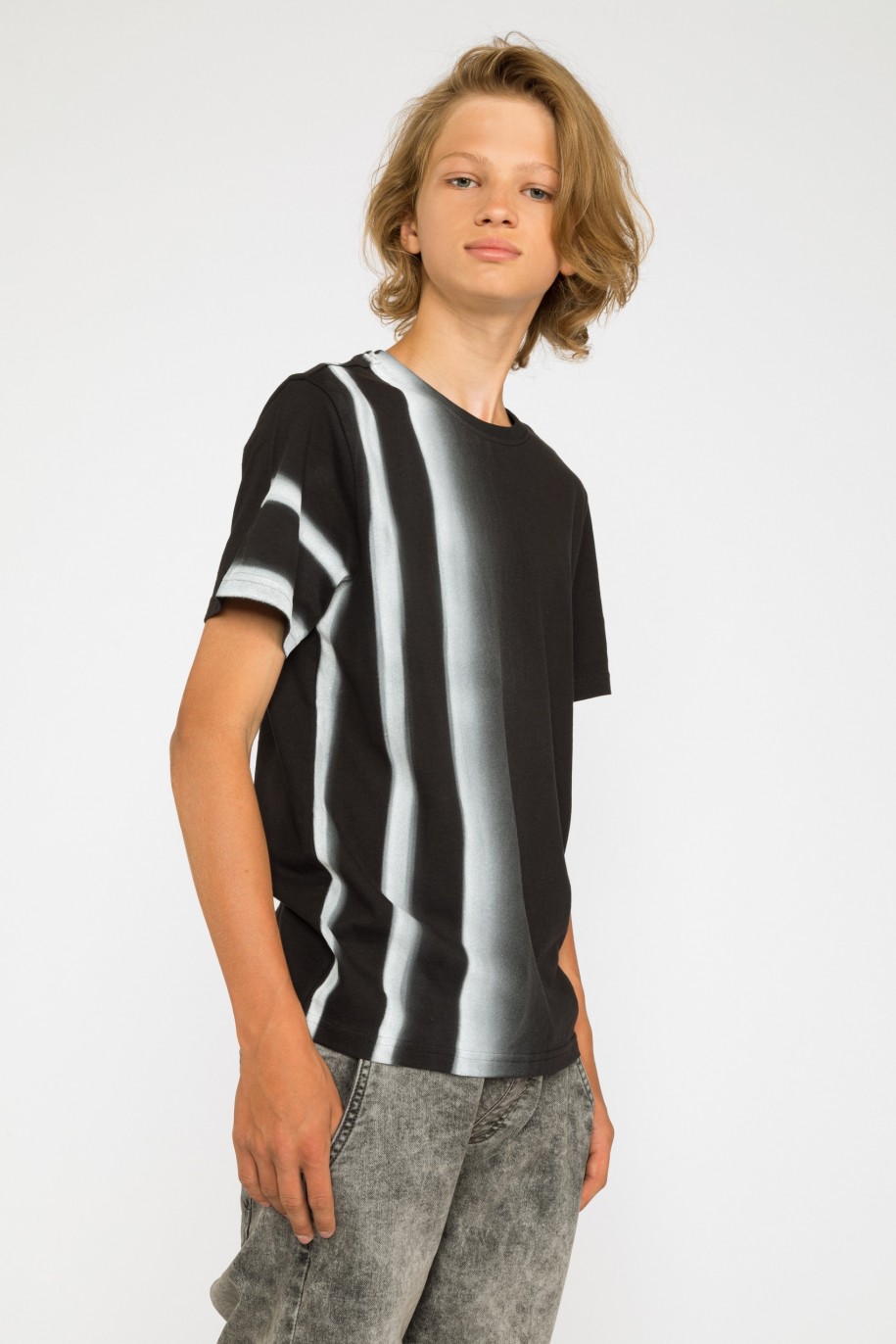 Czarny t-shirt dla chłopaka z pionowym efektem tie-dye - 29732
