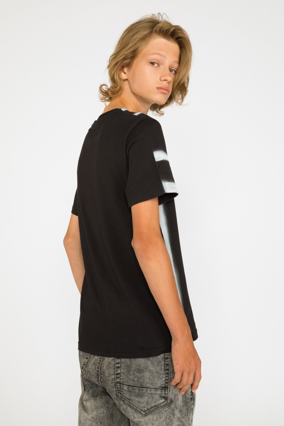 Czarny t-shirt dla chłopaka z pionowym efektem tie-dye - 29733