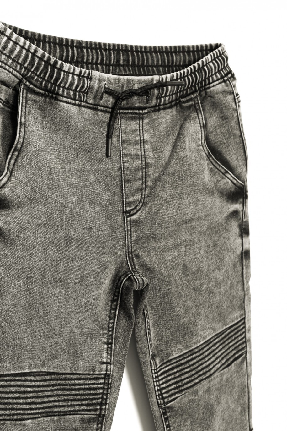 Szare jeansowe joggery dla chłopaka z przeszyciami - 30141