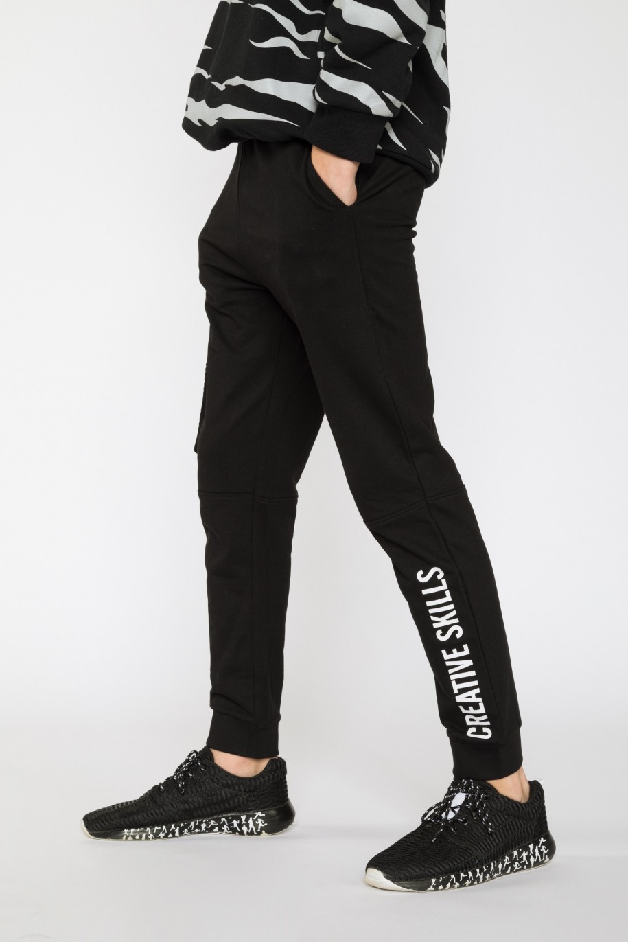 Czarne spodnie dresowe dla chłopaka CREATIVE SKILLS - 31603