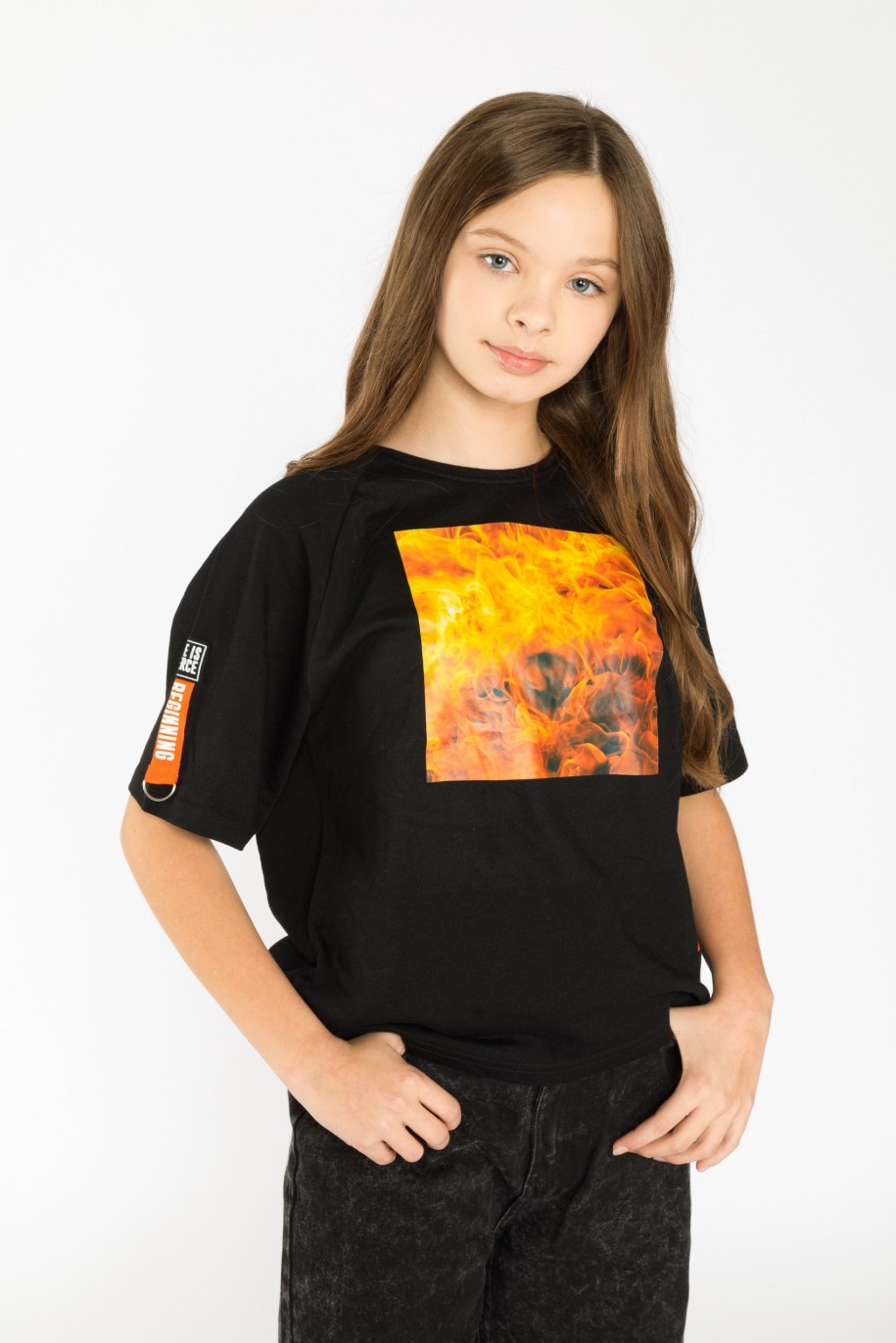Czarny T-shirt dla dziewczyny z nadrukiem i aplikacją na rękawie FIRE - 32355