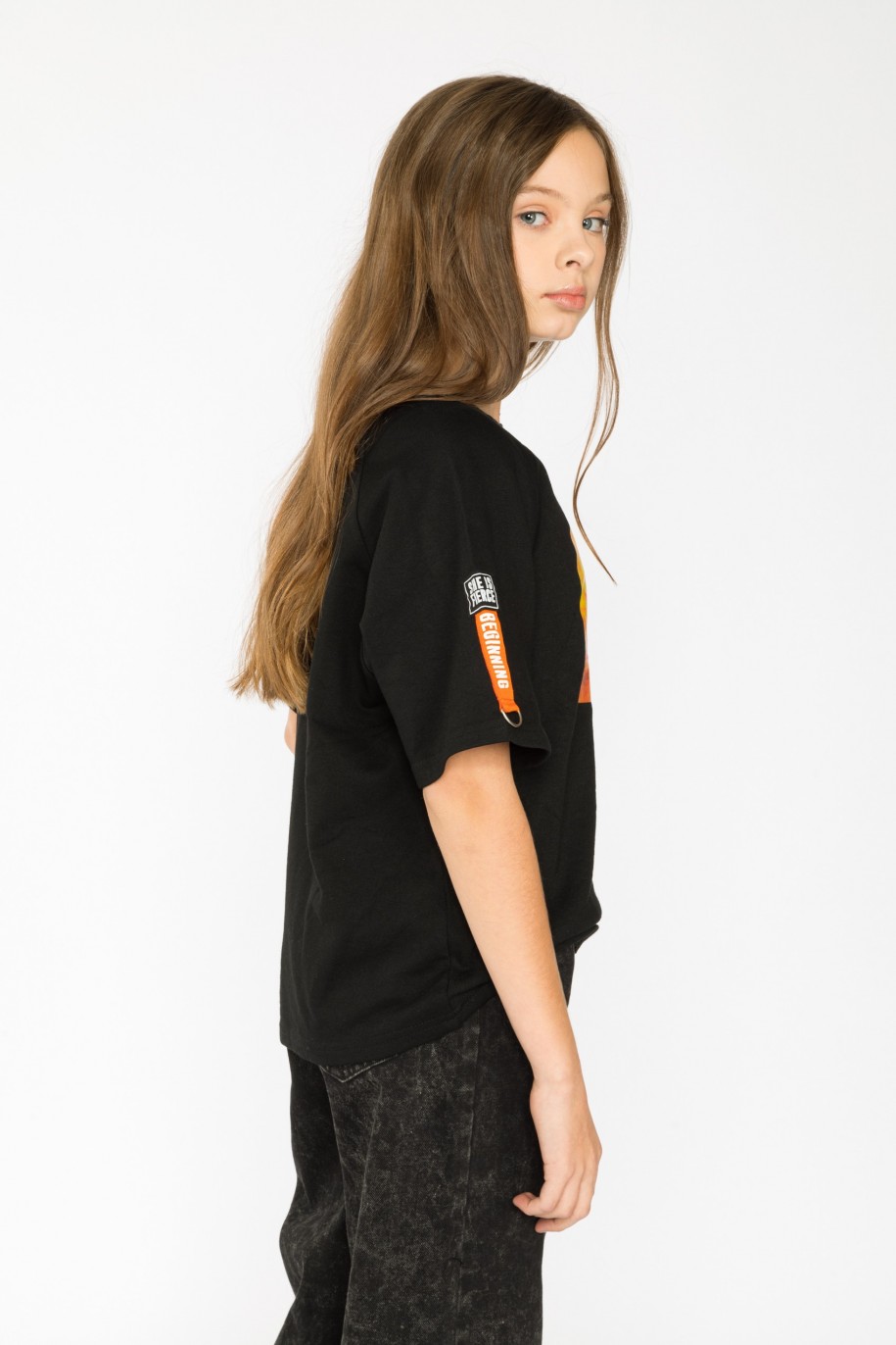Czarny T-shirt dla dziewczyny z nadrukiem i aplikacją na rękawie FIRE - 32356