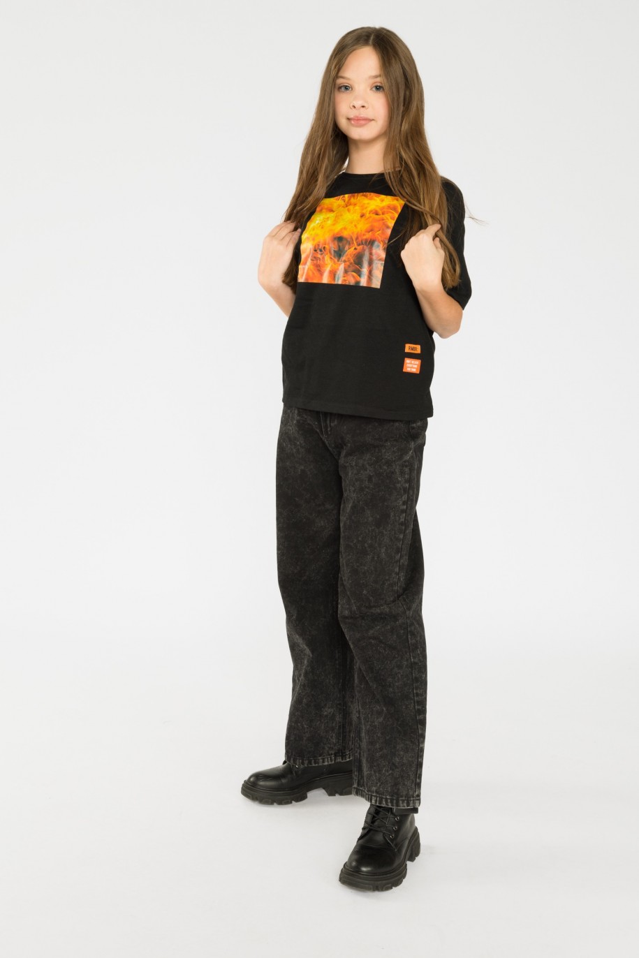 Czarny T-shirt dla dziewczyny z nadrukiem i aplikacją na rękawie FIRE - 32357