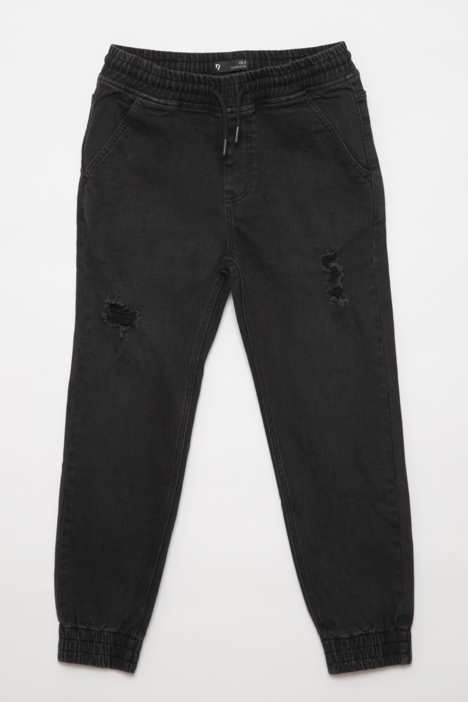 Czarne jeansowe joggery dla chłopaka z modnymi przetarciami - 32470