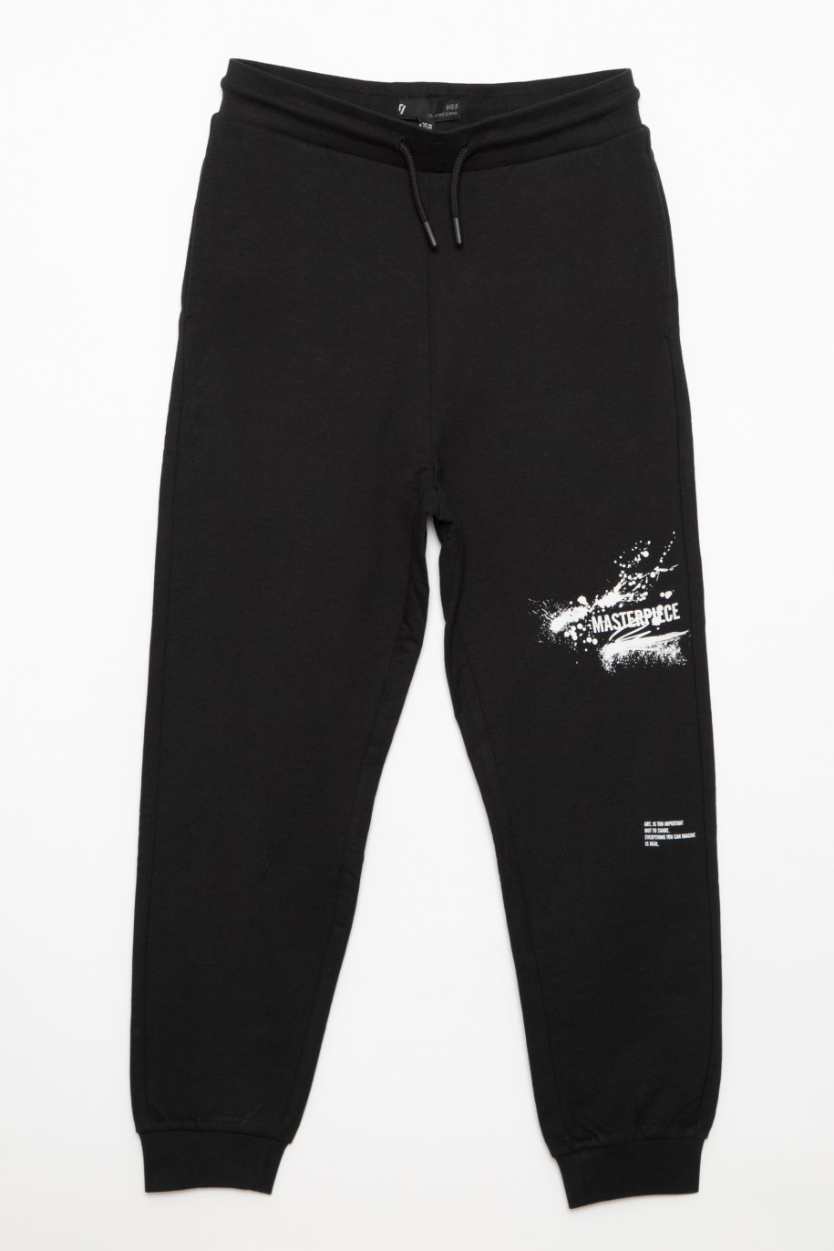 Czarne spodnie dresowe z nadrukami dla chłopaka ARTIST - 32476