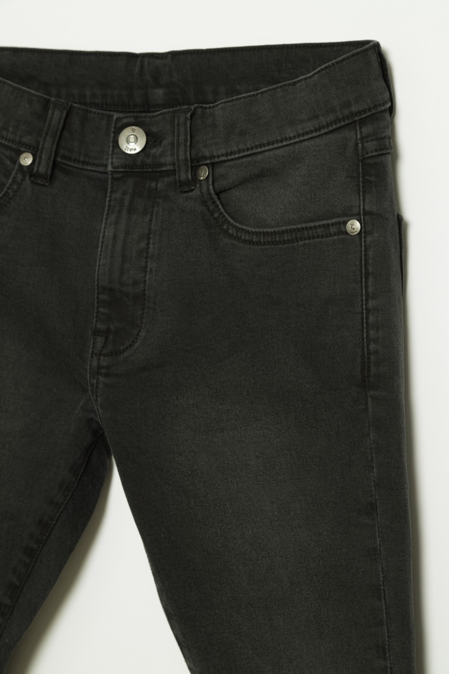 Czarne jeansowe zwężane ku dołowi spodnie dla chłopaka - 32645