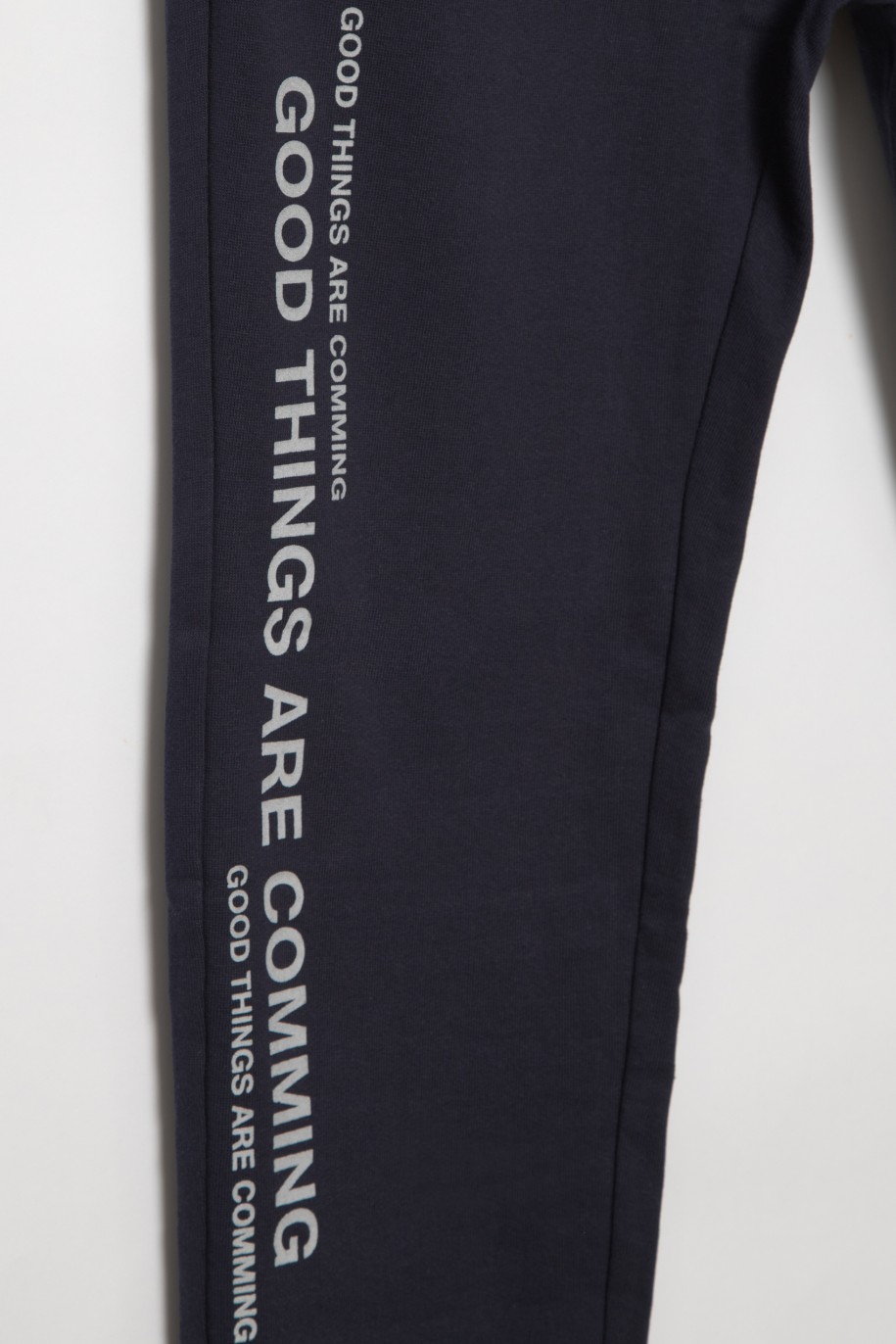 Granatowe spodnie dresowe dla chłopaka z nadrukiem - 32665