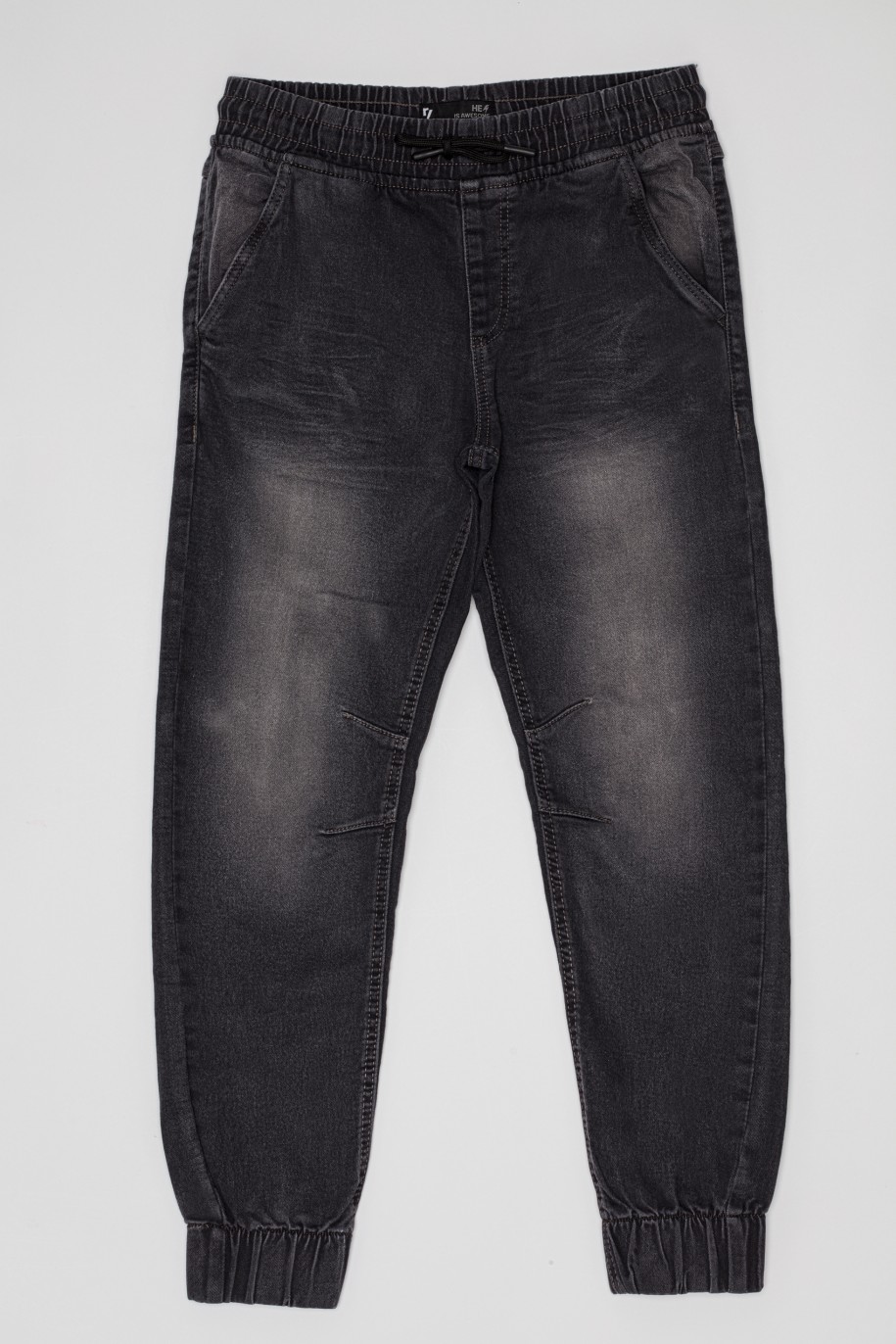 Jeansowe czarne joggery dla chłopaka z modnymi przetarciami - 32760