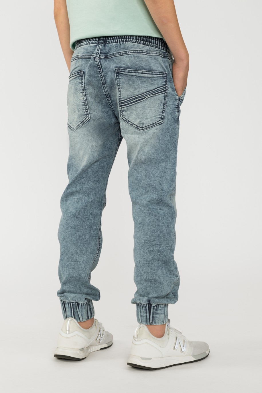 Jeansowe granatowe joggery dla chłopaka z modnymi przetarciami - 32950