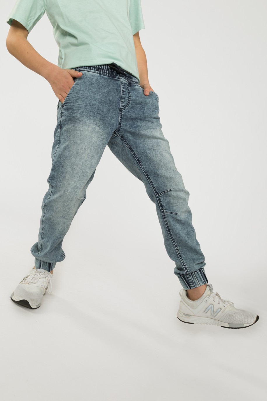 Jeansowe granatowe joggery dla chłopaka z modnymi przetarciami - 32951