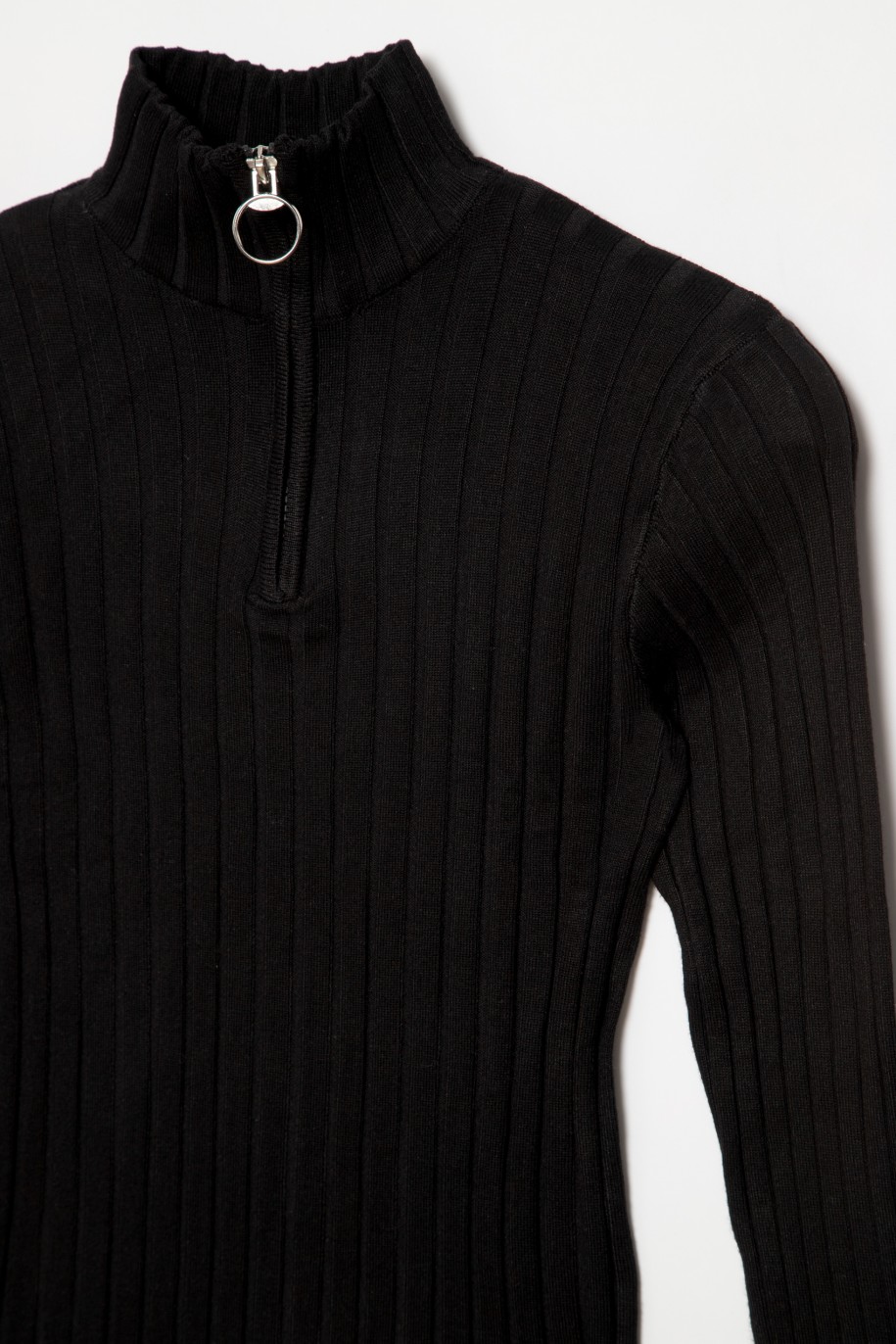 Czarny sweter z długim rękawem z prążkowanej dzianiny - 33000