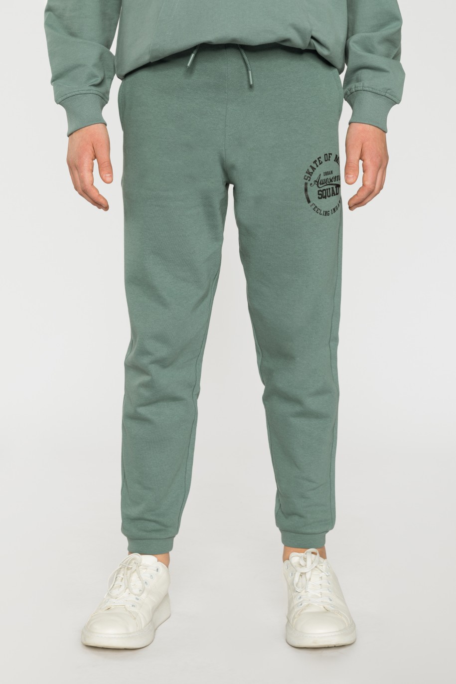 Zielone spodnie dresowe dla chłopaka SKATE OF MIND - 33140