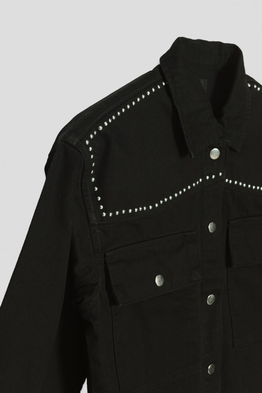 Czarna jeansowa kurtka przejściowa z ozdobnymi nitami - 33187
