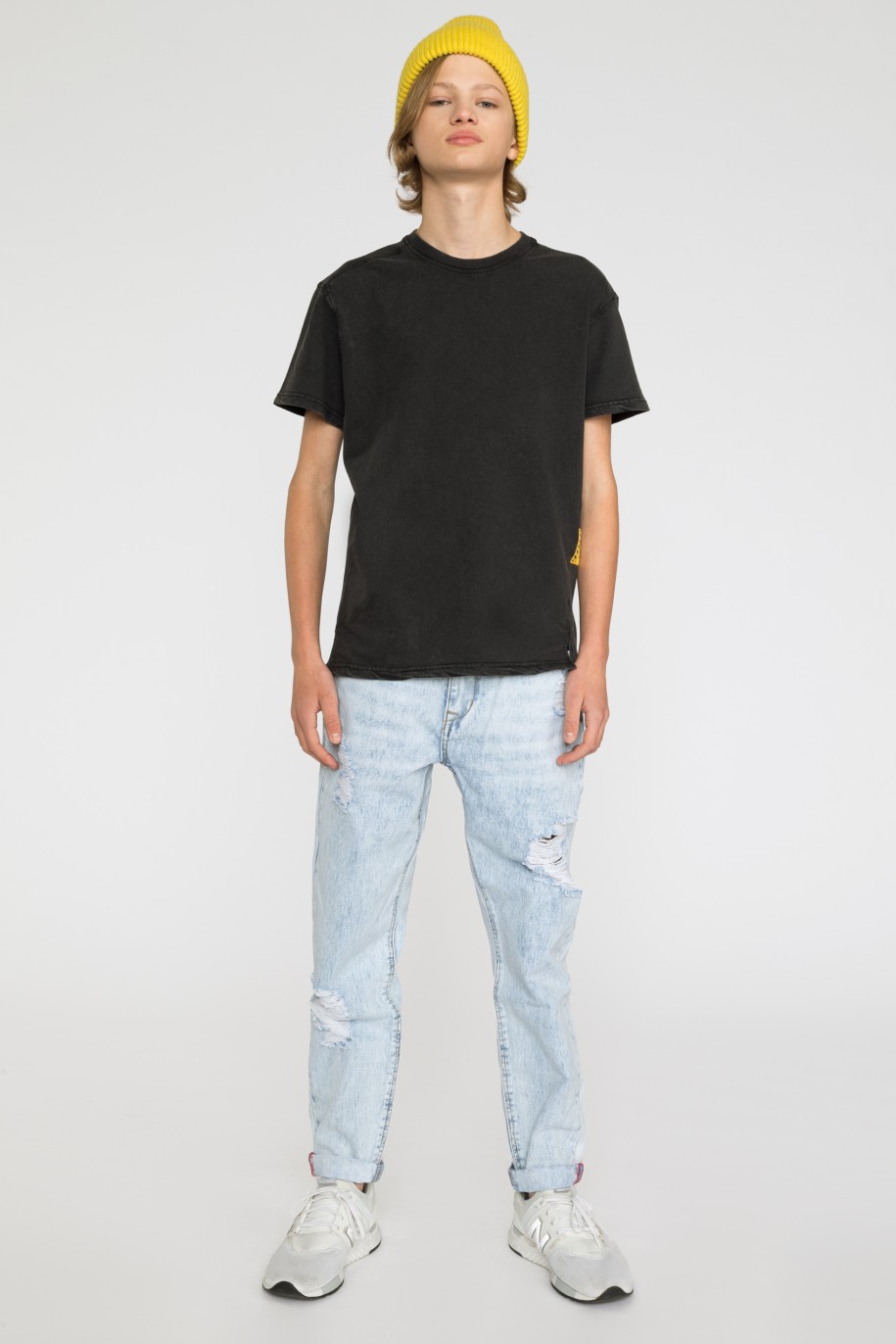 Jasne jeansowe spodnie dla chłopaka z przetarciami - 33189