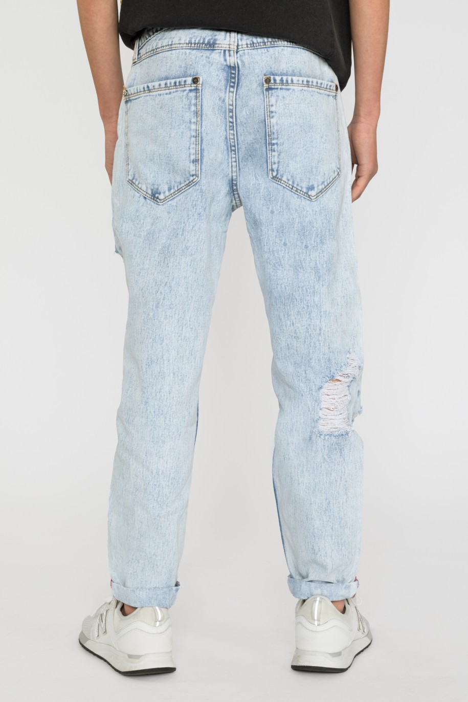 Jasne jeansowe spodnie dla chłopaka z przetarciami - 33191