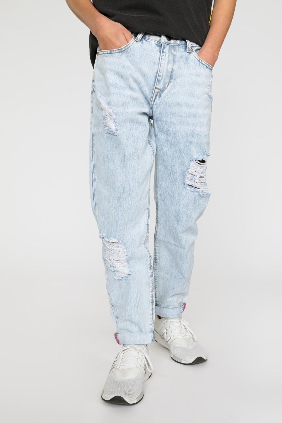 Jasne jeansowe spodnie dla chłopaka z przetarciami - 33192