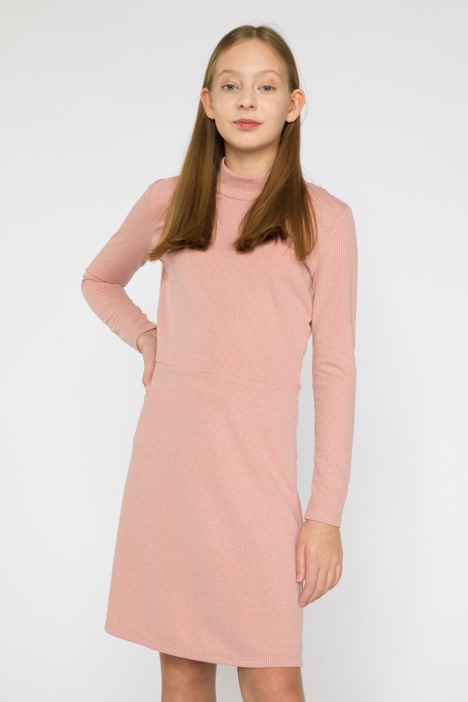 Różowo-brzoskwiniowa sukienka z prążkowanej dzianiny - 33244