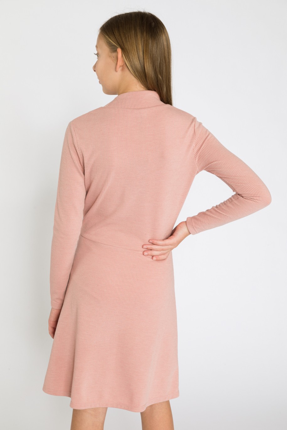 Różowo-brzoskwiniowa sukienka z prążkowanej dzianiny - 33245
