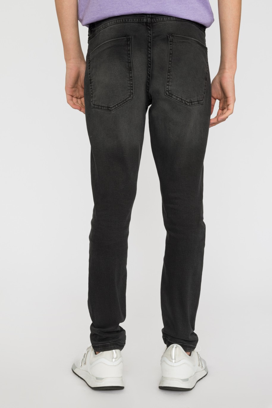 Czarne jeansowe zwężane ku dołowi spodnie dla chłopaka - 33444