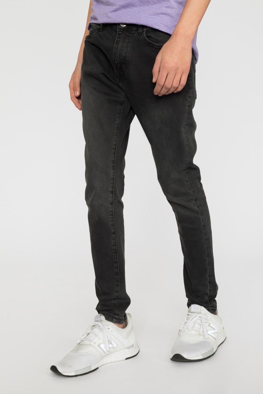 Czarne jeansowe zwężane ku dołowi spodnie dla chłopaka - 33445
