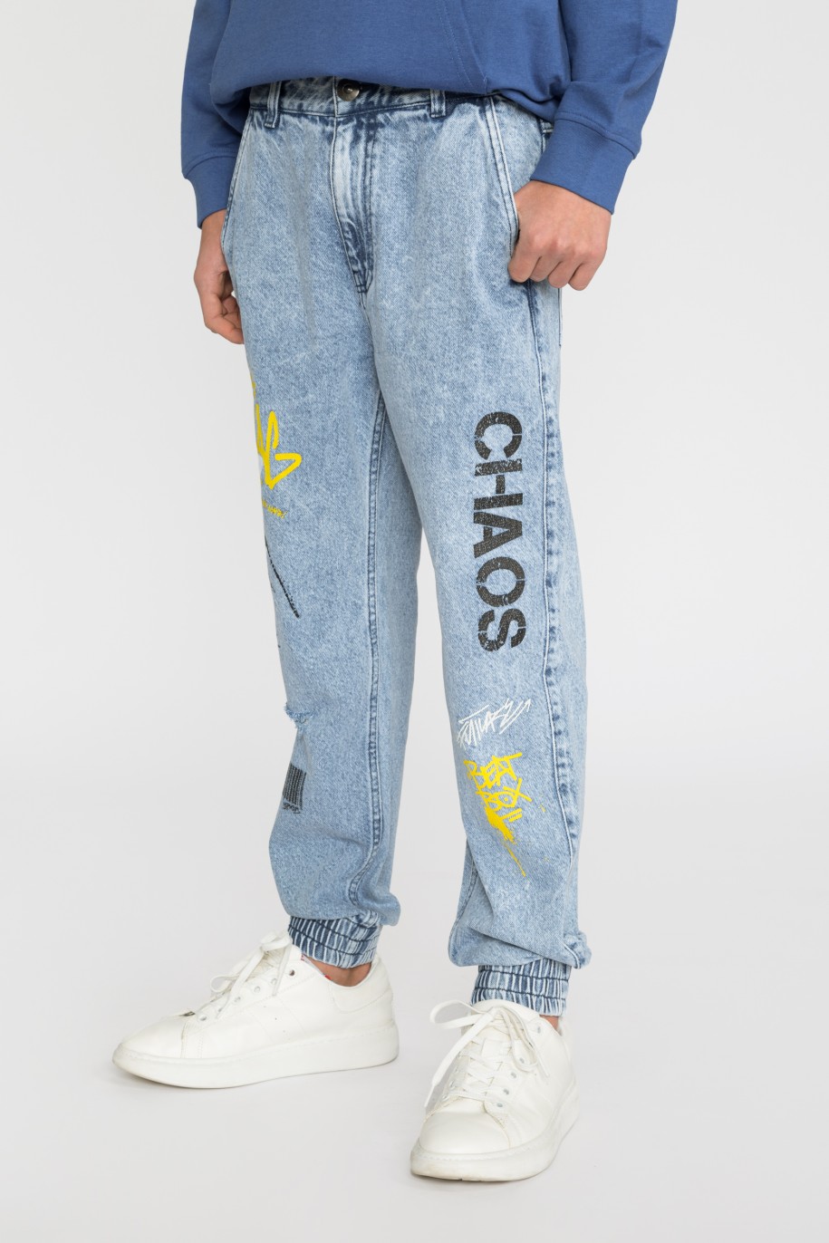 Niebieskie jeansy typu jogger z nadrukami dla chłopaka - 33454