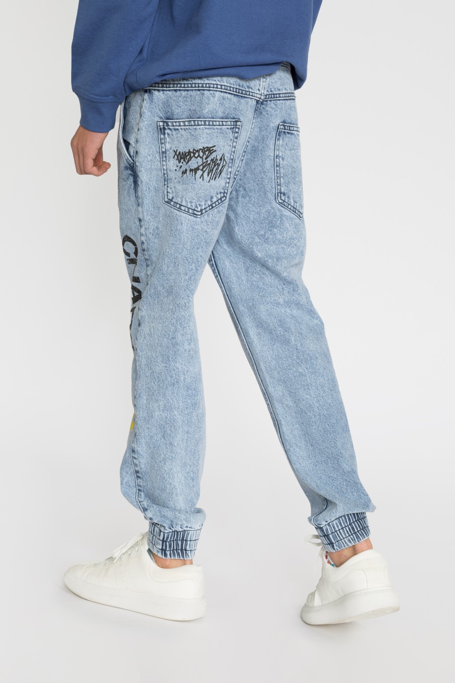 Niebieskie jeansy typu jogger z nadrukami dla chłopaka - 33455