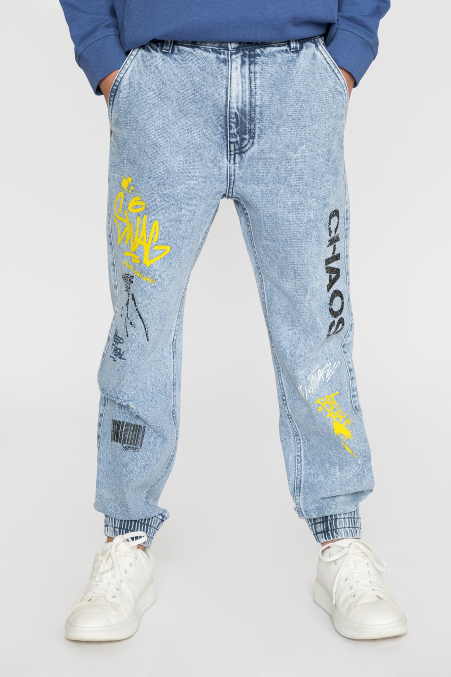 Niebieskie jeansy typu jogger z nadrukami dla chłopaka - 33456