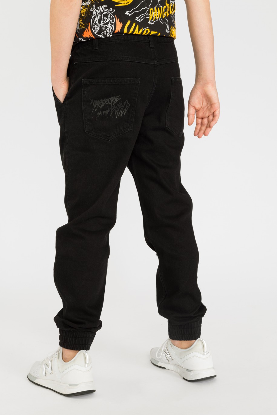 Czarne jeansy typu jogger z nadrukami dla chłopaka - 33461
