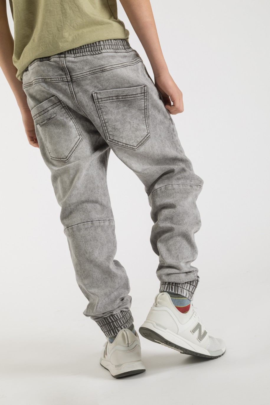 Szare jeansy typu jogger ze ściągaczami dla chłopaka - 33585