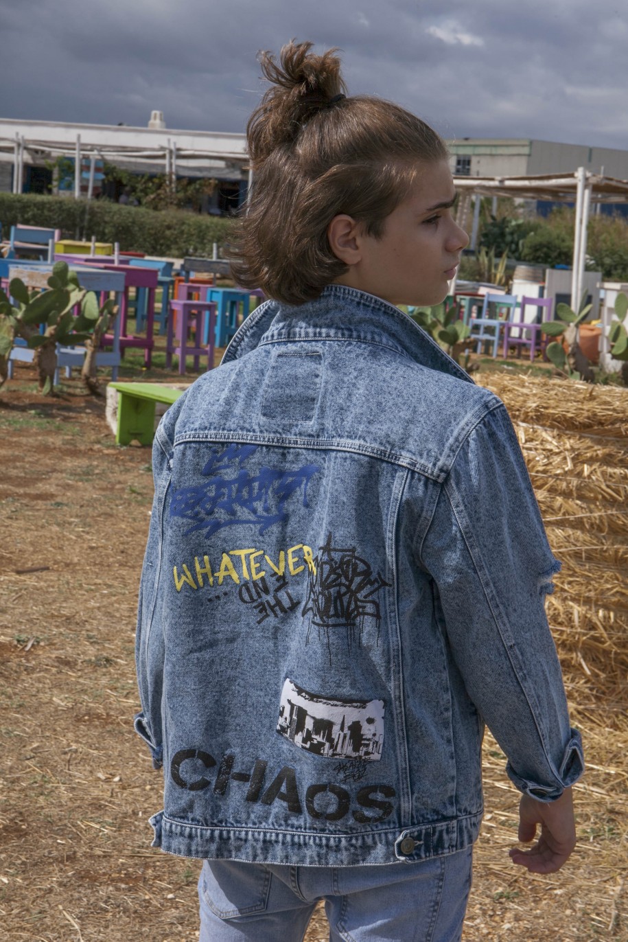 Niebieska kurtka jeansowa dla chłopaka z napisami graffiti na plecach - 33657
