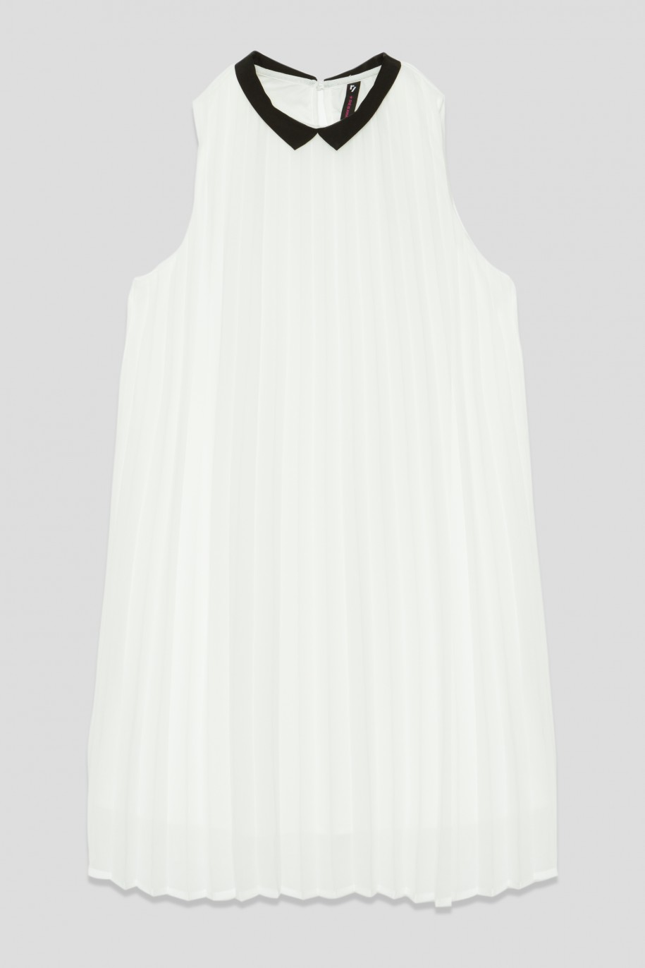 Biała plisowana sukienka z kołnierzykiem dla dziewczyny - 33796