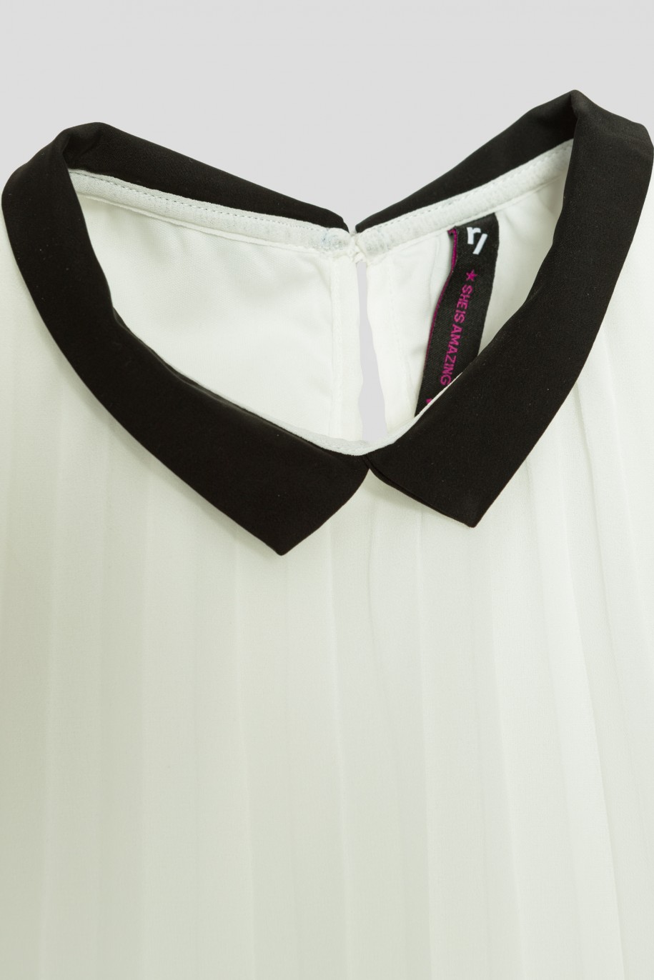 Biała plisowana sukienka z kołnierzykiem dla dziewczyny - 33797