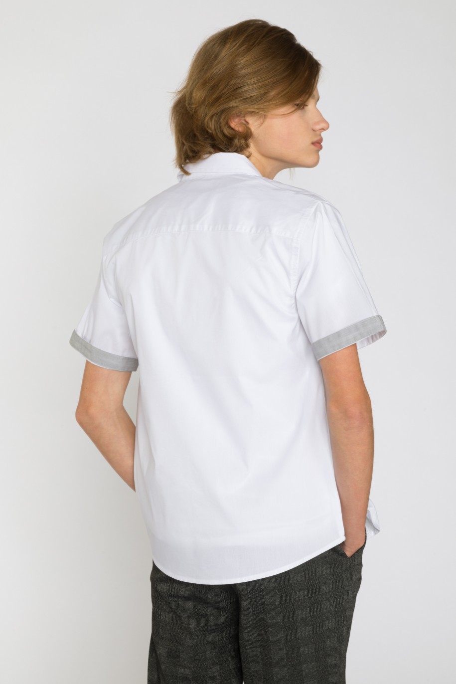 Biała koszula z krótkim rękawem i ozdobnymi mankietami dla chłopaka - 33843