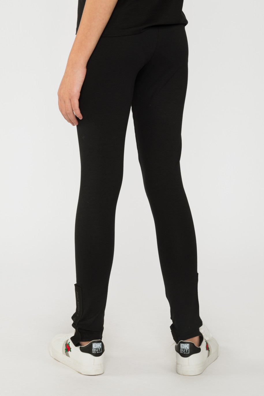 Czarne legginsy z zapiętkiem - 34225